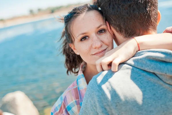 Adolescente chica abrazando joven hombre — Foto de Stock