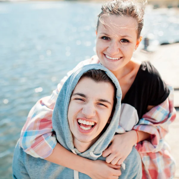 Vrolijke hipsters plezier buitenshuis op een zonnige dag — Stockfoto