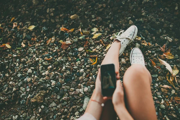 Selfie της πόδια φορώντας παπούτσια λευκό — Φωτογραφία Αρχείου