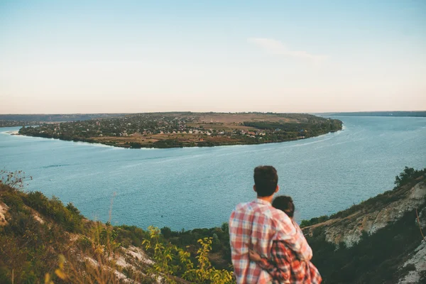 Casal jovem abraçando a natureza. Visão traseira . — Fotografia de Stock