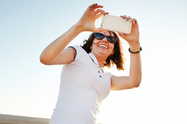 Gadis berkacamata hitam mengambil foto selfie. — Stok Foto