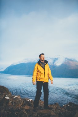 Adam dağ başarı üzerinde ayakta.