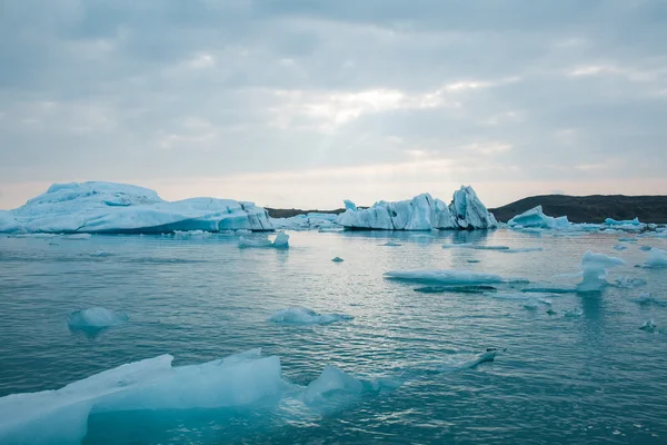 Pôr do sol entre icebergs . — Fotografia de Stock