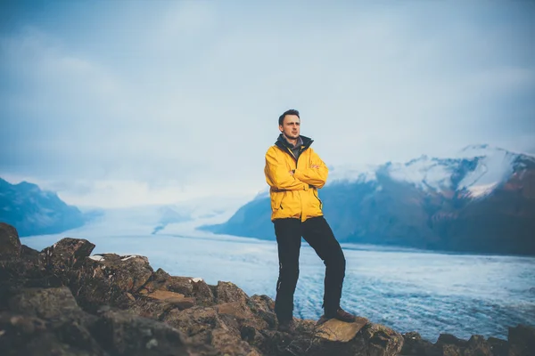 Vandra på glaciären med copyspace — Stockfoto