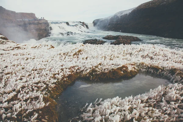 Gullfost vattenfall på vintern. — Stockfoto