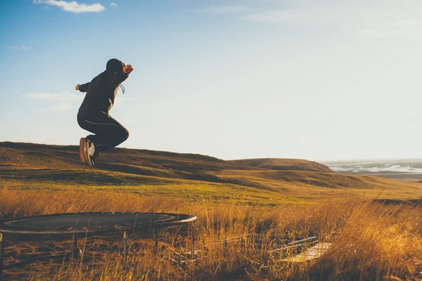 Mann auf Trampolin in Island. — Stockfoto