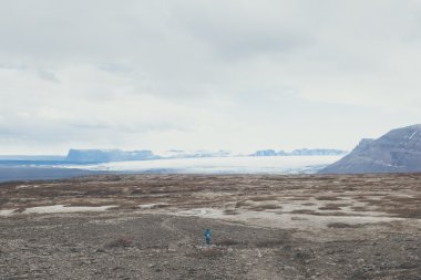 İzlanda'da yürüyüş. İzlanda vahşi doğa.