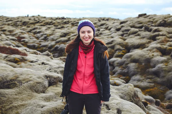 아이슬란드에서 이끼 필드에 서 있는 젊은 여자를 웃 고. — 스톡 사진