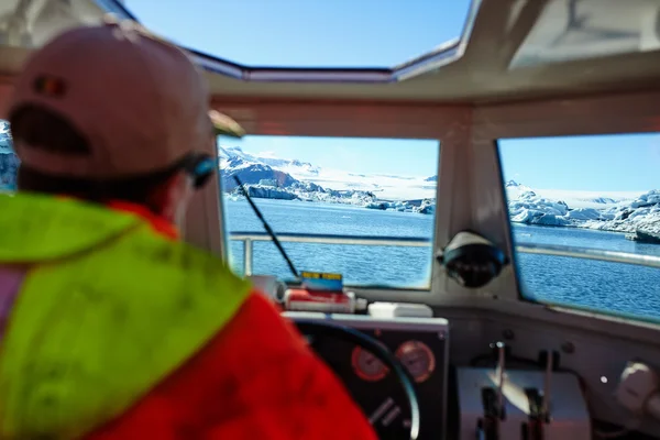 小木屋观的冰山之间航行的两栖汽车 — 图库照片