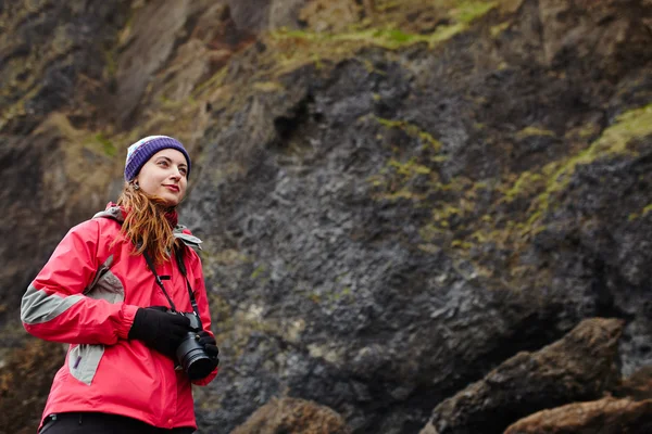 Mujer viajera joven sosteniendo cámara en Islandia . — Foto de Stock