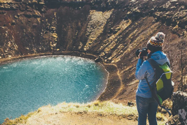 Kraterinde fotoğraf çekmeye kadın arkadan görünüm — Stok fotoğraf