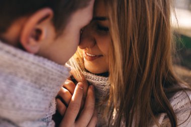 bir genç çift romancing, yakın çekim