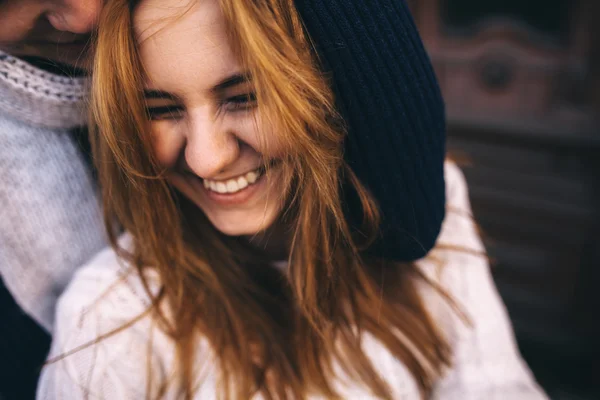 Close-up de menina hipster sorridente — Fotografia de Stock