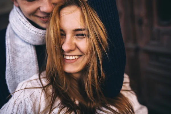 Close up portrait of happy boyfriend hugging his girlfriend — Stock Photo, Image