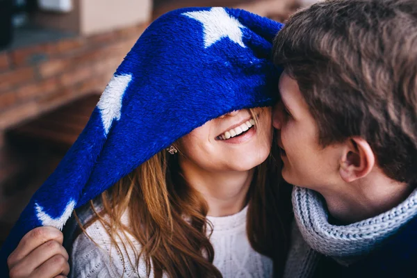 Hermosa sonrisa tierna de chica hipster ocultando sus ojos . — Foto de Stock