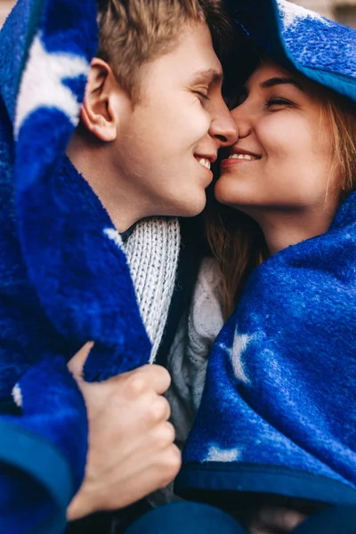 Jovem casal sorrindo — Fotografia de Stock