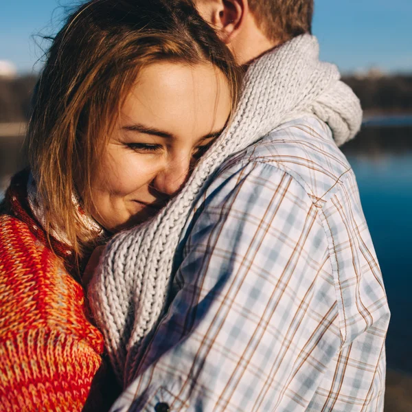 Close up portrait of couple cuddling — Stock Photo, Image