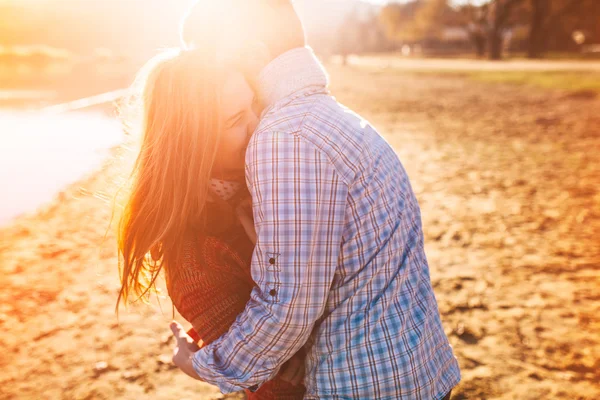 Casal jovem perto do lago — Fotografia de Stock