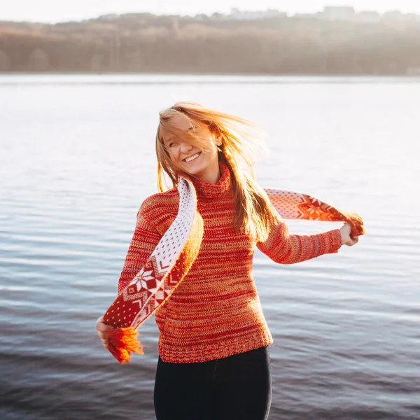 Feliz joven con ropa de invierno caliente —  Fotos de Stock