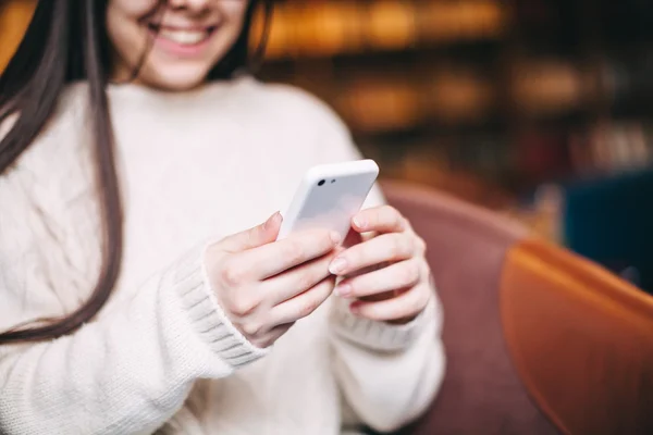 Manos de chica usando un teléfono inteligente — Foto de Stock