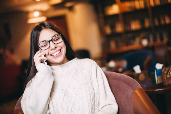 Aranyos tizenéves lány ül a café — Stock Fotó