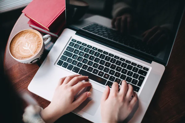 Bovenaanzicht van een womens handen keyboarding — Stockfoto