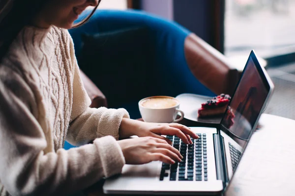 Sorrindo hipster menina usando laptop — Fotografia de Stock