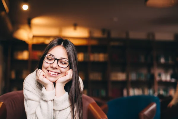 Retrato de uma jovem mulher bonita usando óculos — Fotografia de Stock