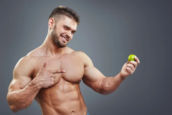 Homem musculoso sem camisa apontando para cal . — Fotografia de Stock