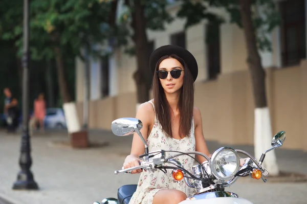 Young beautiful woman sitting on a scooter. — Stock Photo, Image