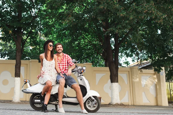 Модная пара обнимается на скутере — стоковое фото