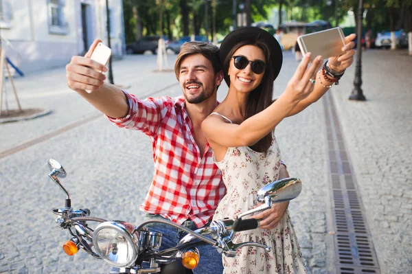 Junges Mode-Paar macht Selfie-Foto — Stockfoto