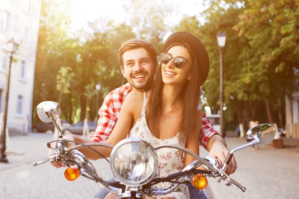 Couple learning to drive a scooter on road — Stock Photo, Image