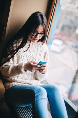 Üzgün kız manifatura vasıl pencere