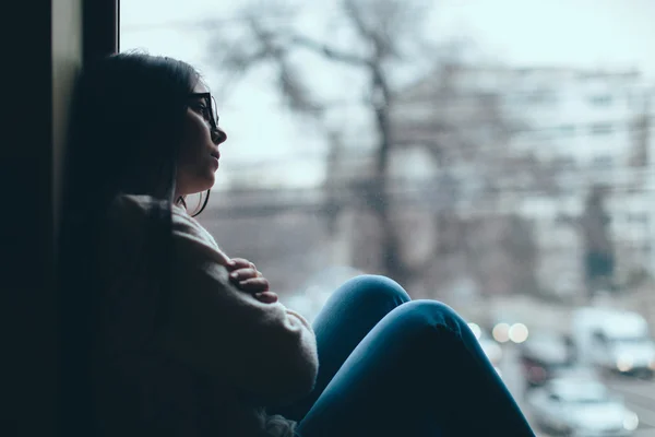 Teenage girl looking out the window — Stock Photo, Image