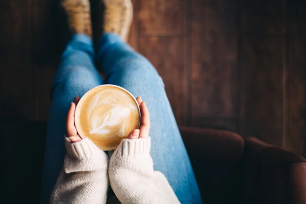Gadis tangan memegang secangkir kopi — Stok Foto