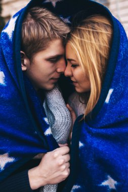 Genç çiftin birbirlerine kucaklayan