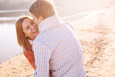 İki sıcak giysiler birbirlerine sarılma sonra