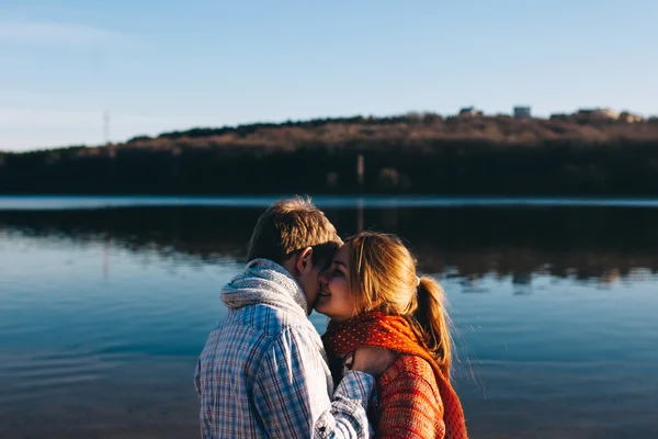 Adolescente joven pareja enamorada en el lago — Foto de Stock