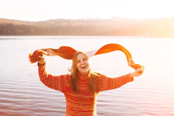 Беззаботная счастливая девушка прыгает с шарфом — стоковое фото