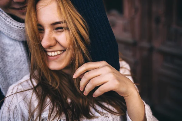 Primer plano retrato de la chica hipster sonriente — Foto de Stock