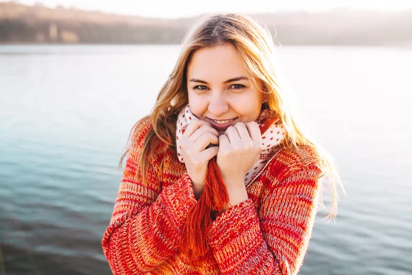 Щаслива дівчина-хіпстер посміхається на озері — стокове фото