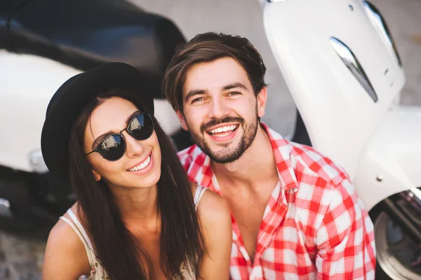 Feliz amor hipsters pareja abrazando — Foto de Stock