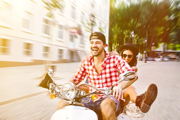 Paar mit Motorroller in der Stadt — Stockfoto