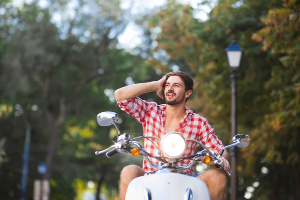 Hipster homem com scooter na cidade Fotografias De Stock Royalty-Free