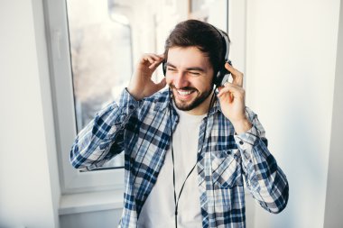 Mutlu genç adam kulaklık müzik dinler