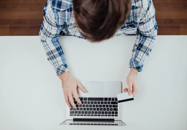 Bovenaanzicht van de mens winkel- en bedrijf debetkaart — Stockfoto