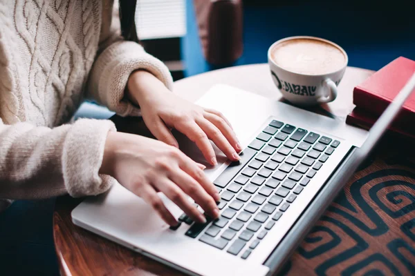 Stäng upp ung kvinna händer att skriva på laptop — Stockfoto