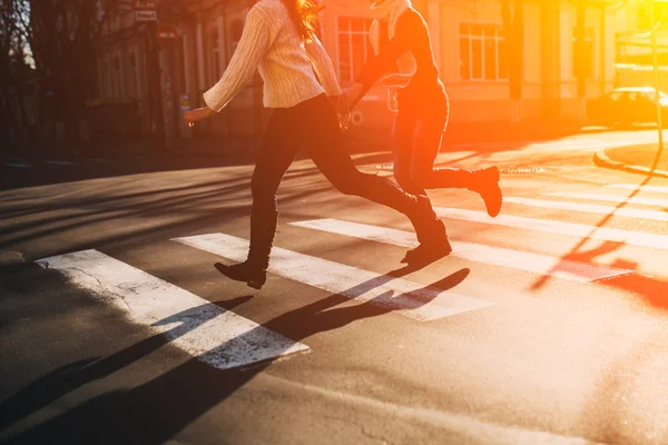 Abstrakt begrepp av par korsar gatan — Stockfoto