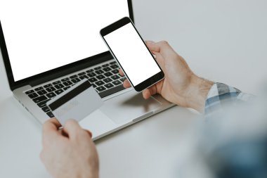 adam akıllı telefon ve kredi kartı kullanarak eller